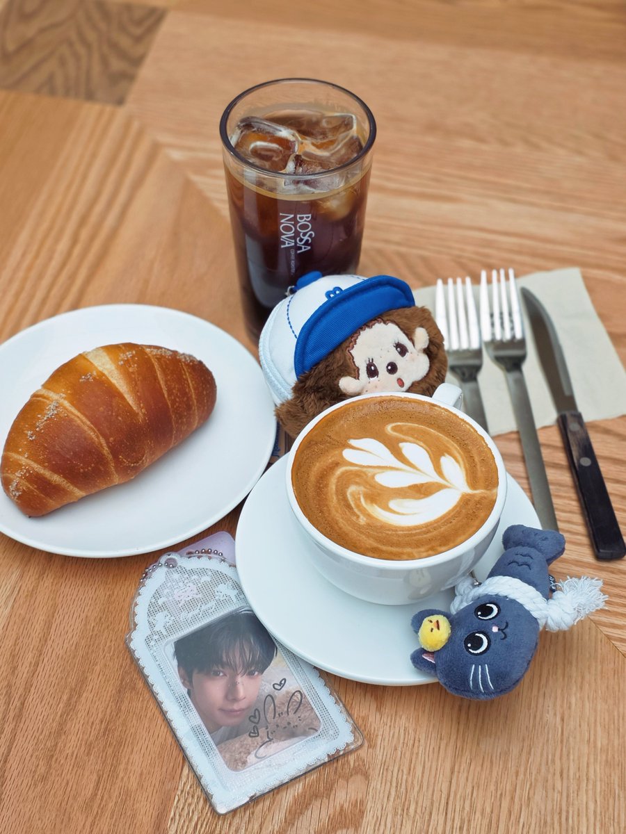 tinyrabbit__'s tweet photo. 만날 때마다 몬치치 새거 가져오네 https://t.co/YscjAfI2F2