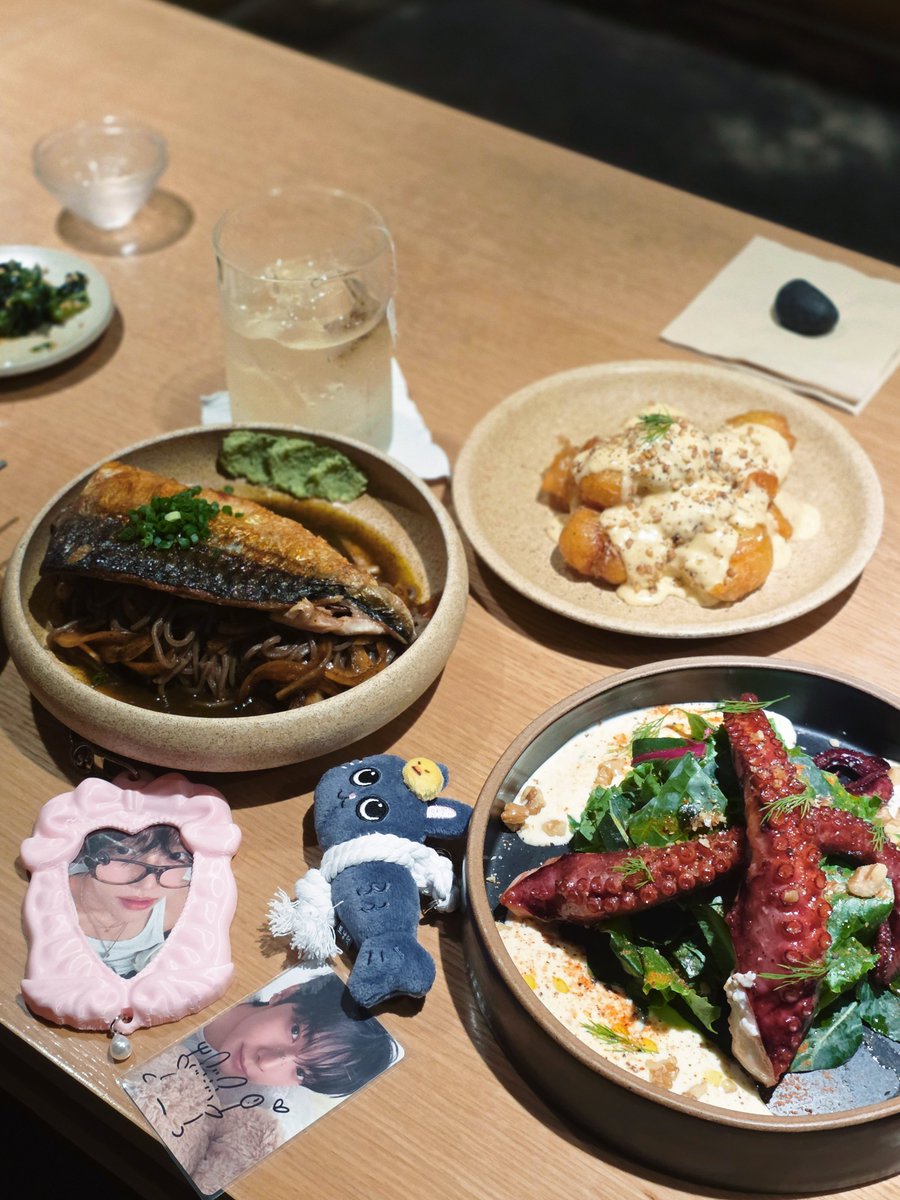 tinyrabbit__'s tweet photo. 만날 때마다 몬치치 새거 가져오네 https://t.co/YscjAfI2F2