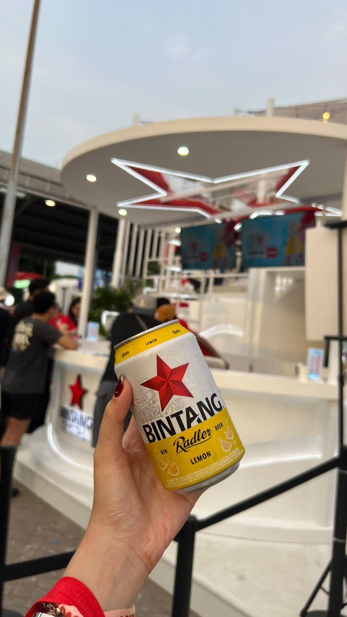 capealoevera's tweet photo. abis muter-muter pestapora, mampir barsantai terus nemu radler. seger banget sih 🍋 #BINTANGxPestapora https://t.co/gizFUcvqjl