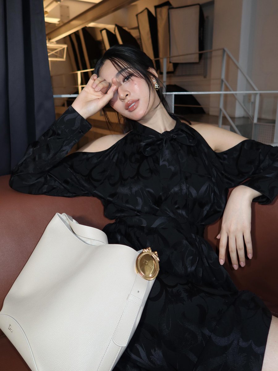 lingling_fans's tweet photo. Dior’s signature style finds a lovely match in Lingling Kwong. She brings a modern, personal touch while still letting the character of the house come through. 🤍

#LinglingKwong 
#LingOrmDiorSummer27
#Dior #DiorSummer27 #PFW
@linglingsirilak @Dior https://t.co/7iPJvxxriZ