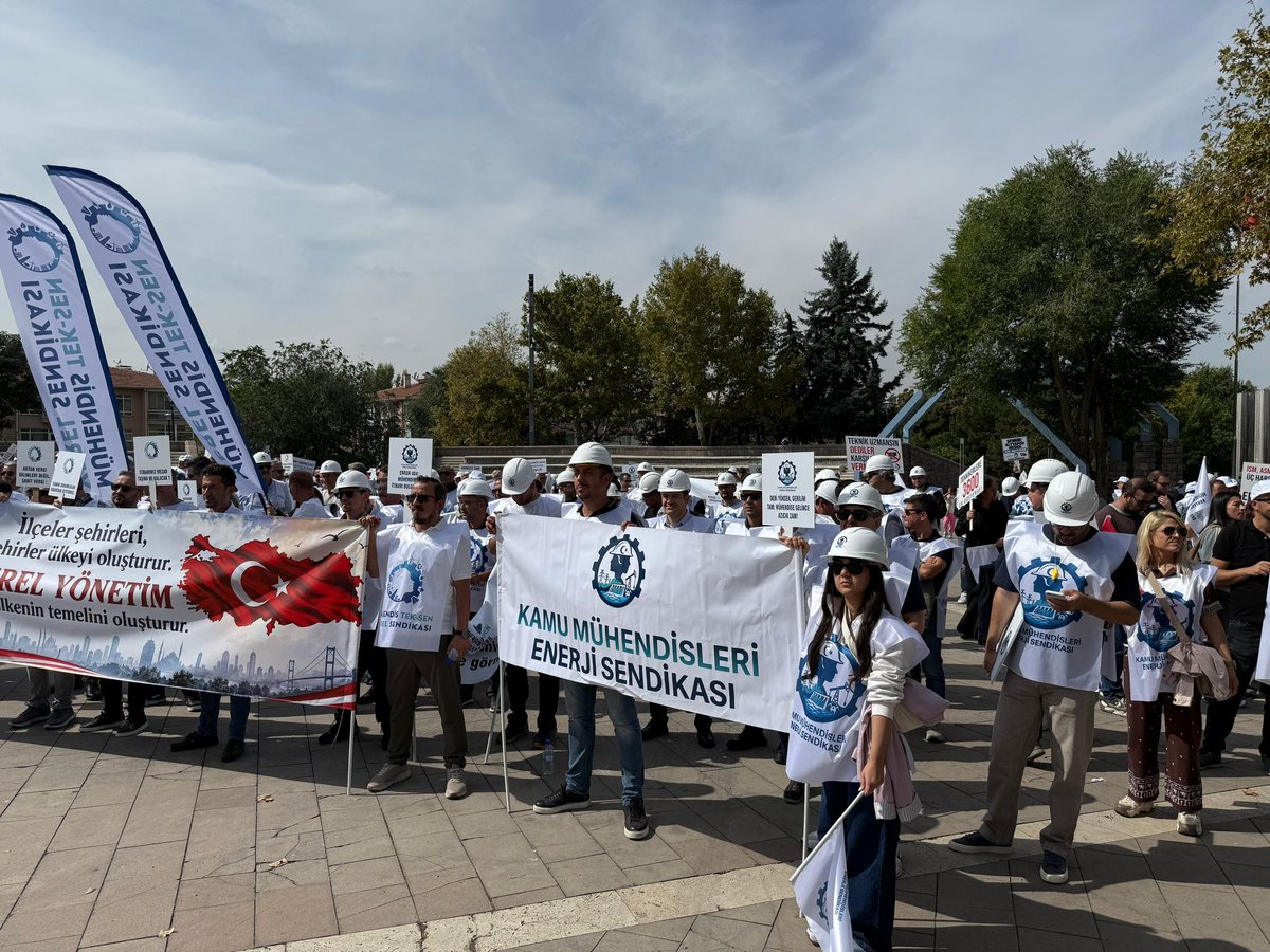 muzeyyensevkin's tweet photo. Kamu mühendisleri hakettiğini almalıdır!
Anıtpark’ta emeklerinin karşılığını almak için bir araya gelen mimar, mühendis ve şehir plancılarının haklı mücadelelerinin yanındayız!
#KamuMühendisleriAnıtparkta https://t.co/8G1R3UDVMJ