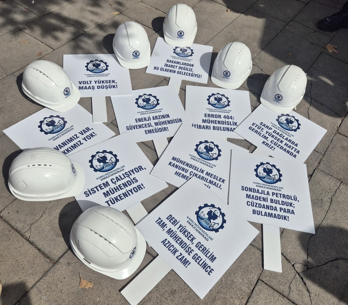 muzeyyensevkin's tweet photo. Kamu mühendisleri hakettiğini almalıdır!
Anıtpark’ta emeklerinin karşılığını almak için bir araya gelen mimar, mühendis ve şehir plancılarının haklı mücadelelerinin yanındayız!
#KamuMühendisleriAnıtparkta https://t.co/8G1R3UDVMJ