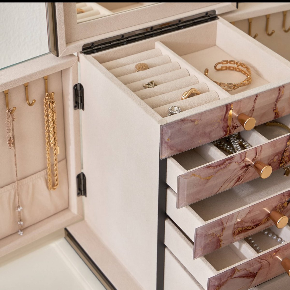 MerriKuiz399's tweet photo. Jewelry &amp; Cosmetics Organizer

Chic jewelry boxes to keep your little treasures organized and beautifully stored. DM to order! WhatsApp: 00923005700202 https://t.co/Qf54u6cfIv