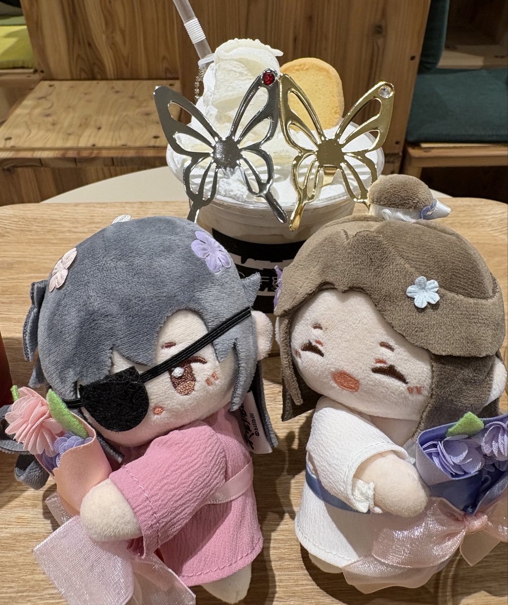 peruppipu's tweet photo. 銀座→まんふぁカフェ→お好み焼き→銀座と1日天官漬けでした🥰
蝶のマドラー、フランフランで買えたと教えていただき通販を探していたら、楽天で城主イメージの銀×赤の組み合わせを発見👀殿下イメージもほしくて金×クリアも買い、カフェに持参！金×赤もお揃いの珊瑚玉っぽくてかわいかったかも？ https://t.co/LhsT1sSF3x