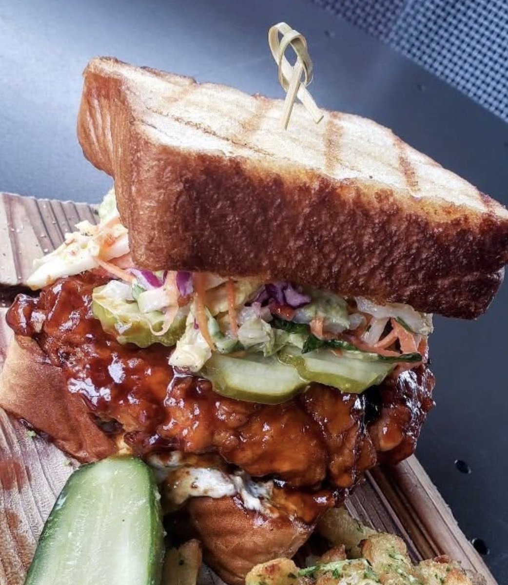 FoodPleaser's tweet photo. Hot Honey Chicken Sandwich 🔥 https://t.co/urJoV2PnXZ