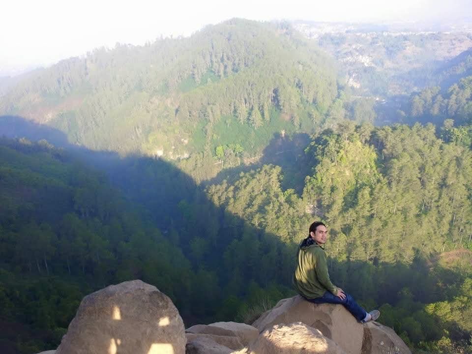 OmJ_Jendral's tweet photo. Nikmati saja malam minggumu, 
disini Para Bandit jadi pejabat yang baik jadi babu 

Jadi banyak yang diam karena terbiasa dipaksa untuk percaya omongan kang ngibul dan bacotnya para penjahat yang menjabat https://t.co/7CWXgGY0Q1