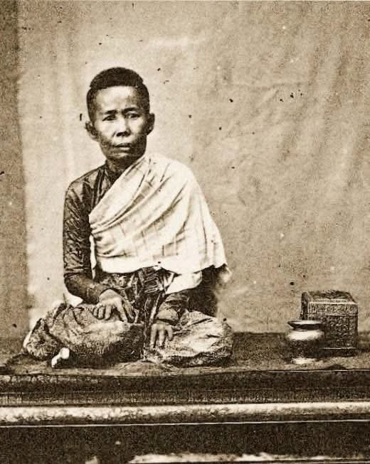 Little_n88's tweet photo. Princess Kinnaree,daughter of King Rama III. She wears a polished pleated sarong,a high-necked long-sleeved silk blouse layered with a pleated sabai shawl,and the traditional "wing" hairstyle (Phra Kesa Peek).
#Thaicostume #Thaioutfit #ThaiRoyalDress #Thaidress #UNESCO 
#History https://t.co/W4glZP29vp