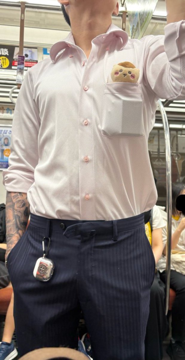 tatybrun's tweet photo. o cara com a maior cara de bravo 😐
aí eu olhei pro bolso e vi esse chaveiro KKKKKKK 😭😂
acabou a pose na hora https://t.co/vvz1uHudMC