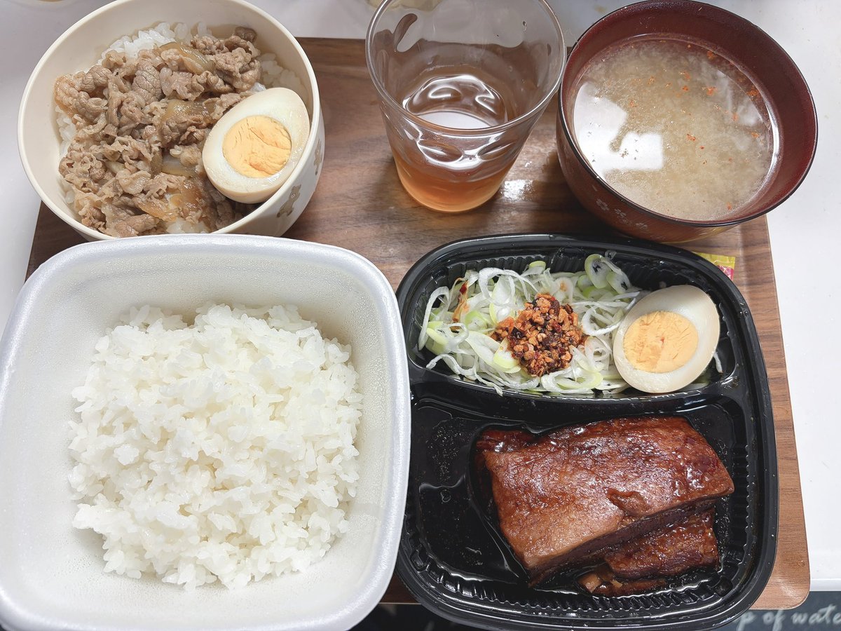 f8FHplo7xKAa5HA's tweet photo. 今日はパパが飲み会だったからﾊﾙくんと一緒に吉野家テイクアウトして食べました❣️角煮定食食べてみたかったんだぁ♡ﾊﾙくんはﾐﾆ牛丼にして漬け卵が自家製です✨私はもぉちょい甘めが好きかも😊卵焼きも甘め派です👍でも美味しく頂きました😋 https://t.co/LLAzzPuvXw