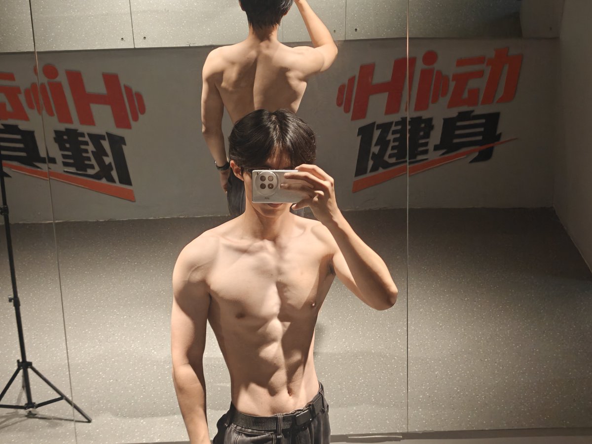 Johtwrj's tweet photo. 日行一善积大德，日行两善肌肉大大的 https://t.co/KsxV02NqTV