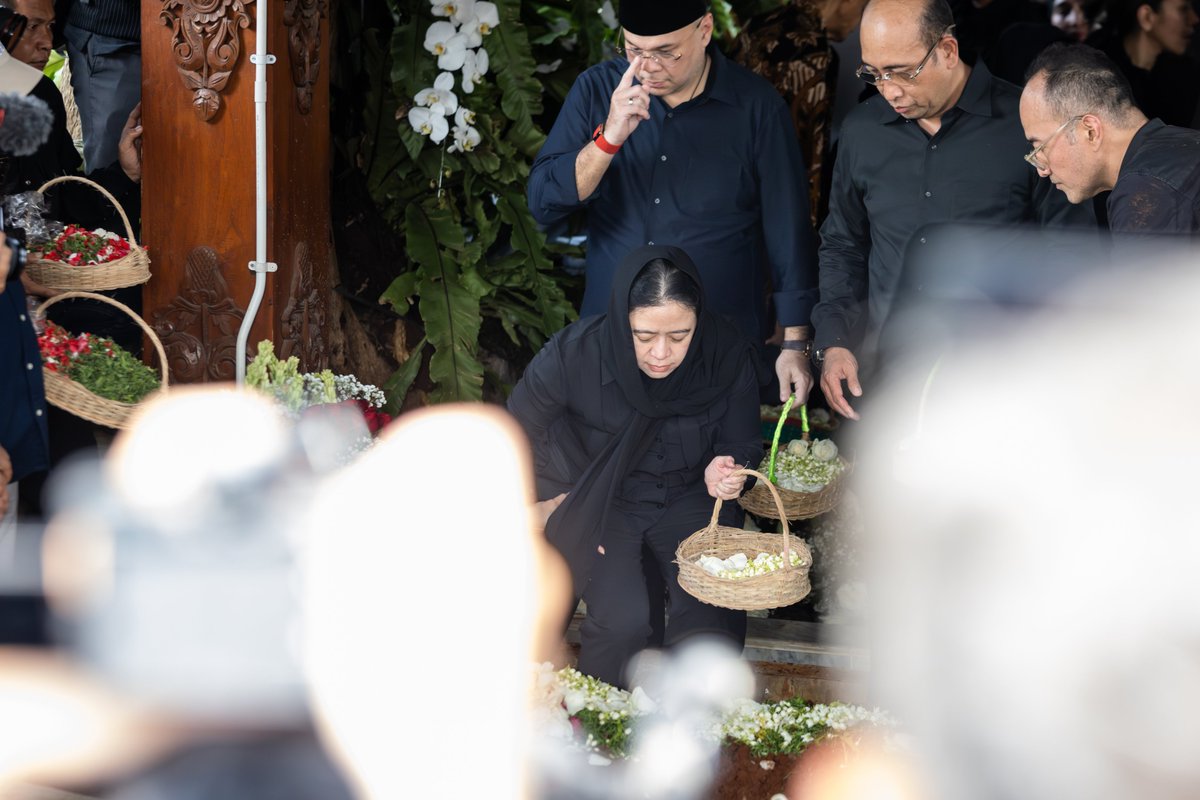 puanmaharani_ri's tweet photo. Innalillahi wa inna ilaihi raji'un...

Terima kasih atas seluruh cinta, dedikasi, dan kepedulian pada keluarga dan bangsa. You'll be loved, forever...🖤🥀

#puanmaharani https://t.co/sgoQ6Tehtf