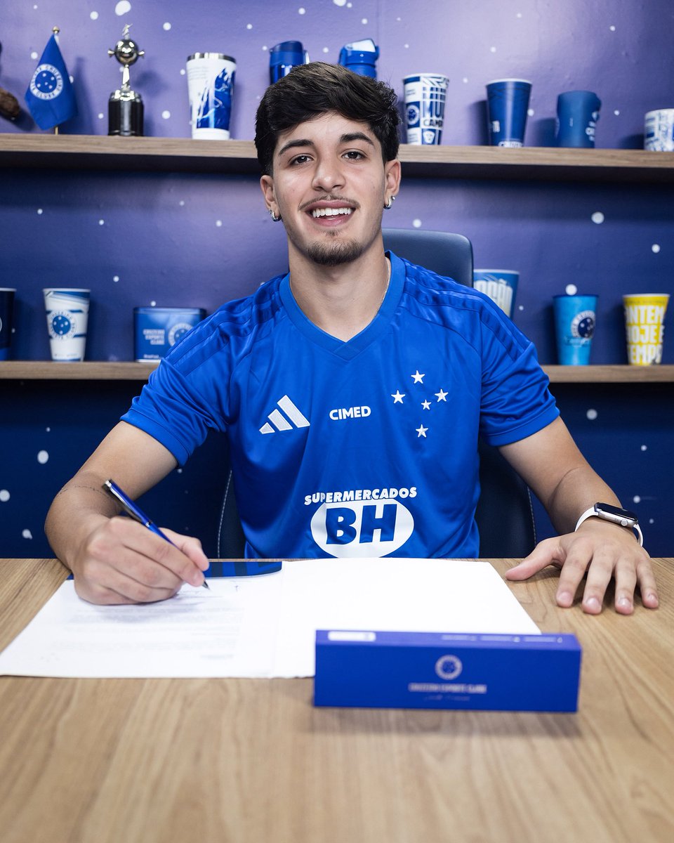 Cruzeiro's tweet photo. O Cruzeiro assinou o primeiro contrato profissional com o #CriaDaToca Luan! 🦊

O contrato com o atleta de 17 anos é válido até o final de julho de 2029! 🤝 https://t.co/iF4jM9yPmF