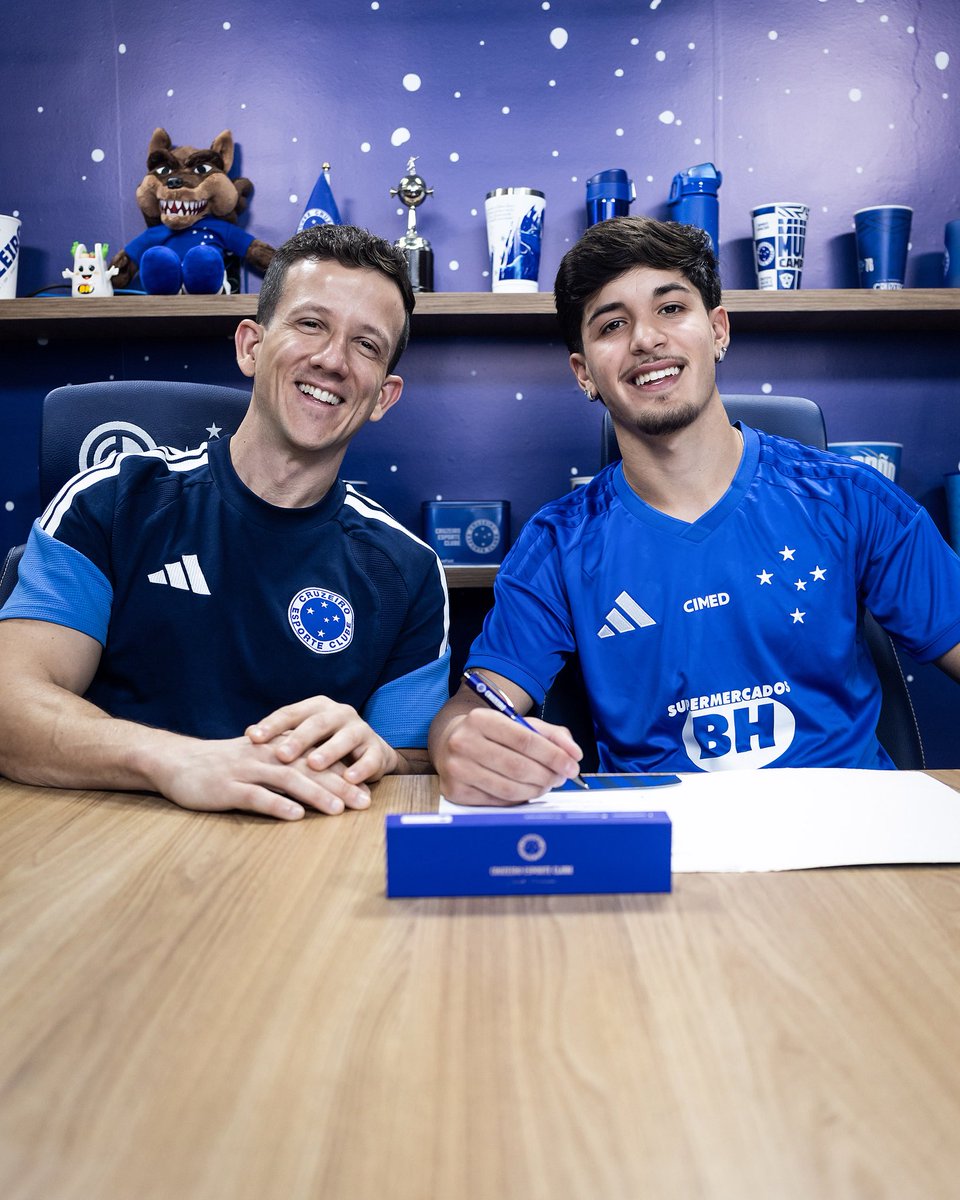 Cruzeiro's tweet photo. O Cruzeiro assinou o primeiro contrato profissional com o #CriaDaToca Luan! 🦊

O contrato com o atleta de 17 anos é válido até o final de julho de 2029! 🤝 https://t.co/iF4jM9yPmF