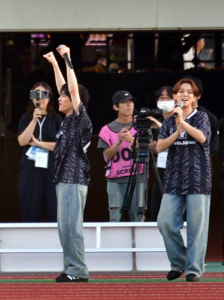 pq_Mine's tweet photo. たまたま友達と～って試合がユニくれるとかイベントとかゲストとか被ってた。

点が入ったのでご飯食べてユニ貰っただけにならなくてよかったかな。
スタジアムから見えた月がきれいだった。
アルビサポもトラジャさんもトラジャぎゃるも気をつけて帰って～。 https://t.co/dP6P7GvHCf
