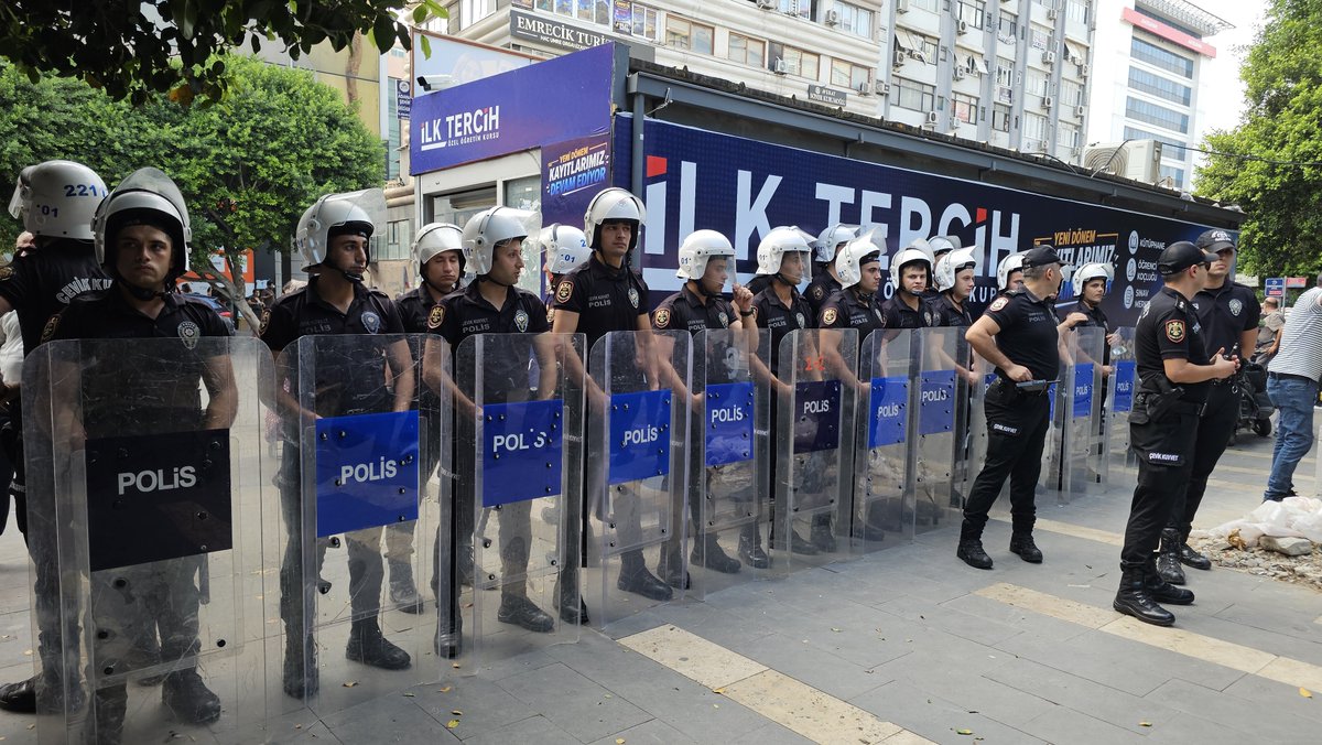 oncu_neslin_hcs's tweet photo. Alparslan Kuytul Hocaefendi'nin talebeleri ve sevenleri haksız tutukluluklara karşı Adana İnönü Parkında polis ablukası altında basın açıklaması gerçekleştiriyor.

#AdanaBasınAçıklaması
#KardeşlerimizeOzgürlük
SemraHocaya Ozgürlük
AlparslanHocaya Ozgürlük
ZulmeKarşı Meydanlardayız