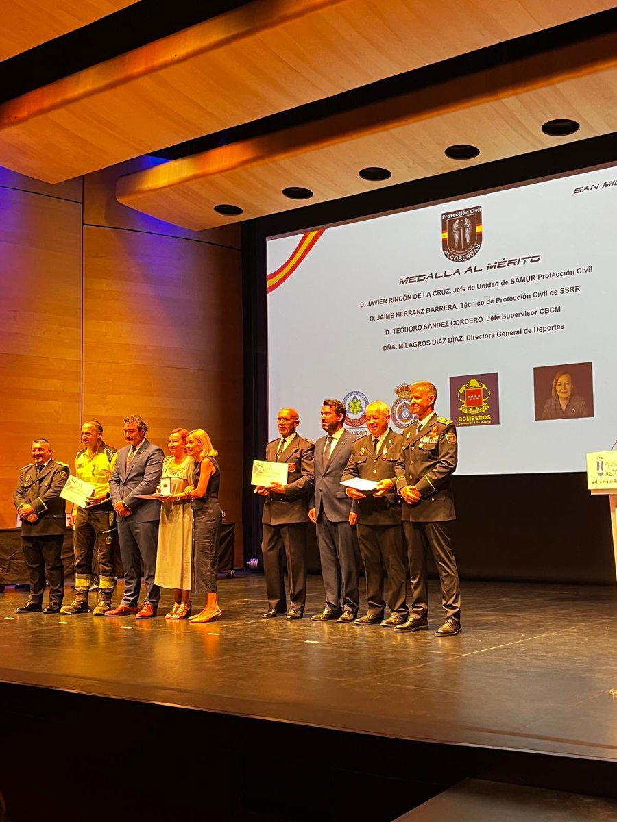 112cmadrid's tweet photo. 🏅El director de la #ASEM112, Pedro Antonio Ruiz,  y el jefe del parque de #BomberosCM de Alcobendas, Teodoro Sánchez, han recibido la medalla al mérito de Protección Civil del @Alcobendas_ayto.
Asimismo,  se le ha otorgado una distinción a Protección Civil de la @ComunidadMadrid. 

Es el tradicional reconocimiento que realiza el Ayuntamiento a la labor de miembros de Protección Civil, de profesionales de la seguridad y las emergencias y distintas instituciones por su labor de servicio público.

#ASEM112