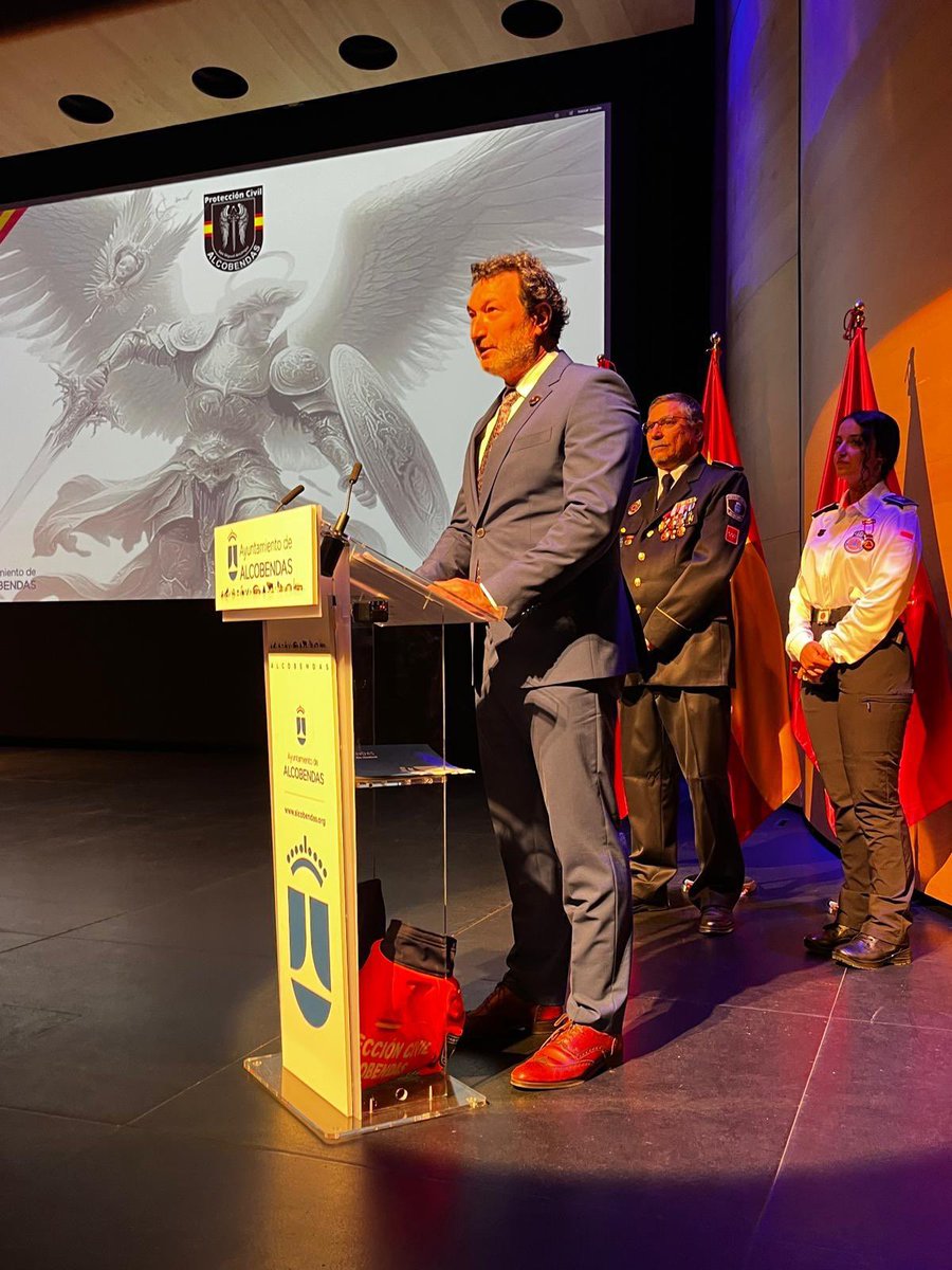 112cmadrid's tweet photo. 🏅El director de la #ASEM112, Pedro Antonio Ruiz,  y el jefe del parque de #BomberosCM de Alcobendas, Teodoro Sánchez, han recibido la medalla al mérito de Protección Civil del @Alcobendas_ayto.
Asimismo,  se le ha otorgado una distinción a Protección Civil de la @ComunidadMadrid. 

Es el tradicional reconocimiento que realiza el Ayuntamiento a la labor de miembros de Protección Civil, de profesionales de la seguridad y las emergencias y distintas instituciones por su labor de servicio público.

#ASEM112