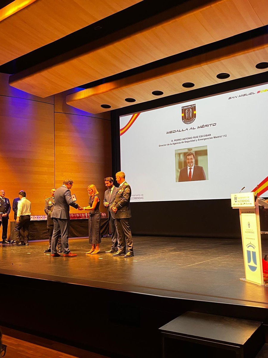 112cmadrid's tweet photo. 🏅El director de la #ASEM112, Pedro Antonio Ruiz,  y el jefe del parque de #BomberosCM de Alcobendas, Teodoro Sánchez, han recibido la medalla al mérito de Protección Civil del @Alcobendas_ayto.
Asimismo,  se le ha otorgado una distinción a Protección Civil de la @ComunidadMadrid. 

Es el tradicional reconocimiento que realiza el Ayuntamiento a la labor de miembros de Protección Civil, de profesionales de la seguridad y las emergencias y distintas instituciones por su labor de servicio público.

#ASEM112