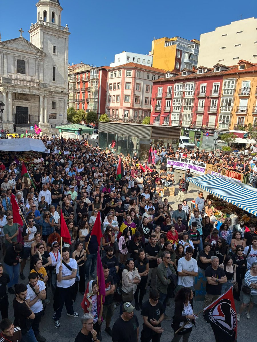 LasCallesAntifa's tweet photo. Nazis e indiferentes neutrales liberales se van a tener que tragar sus previsión de que ibamos a ser pocas. Sería igual de legítima nuestra lucha pero os habéis vuelto a equivocar. https://t.co/ncQdS2nnrH