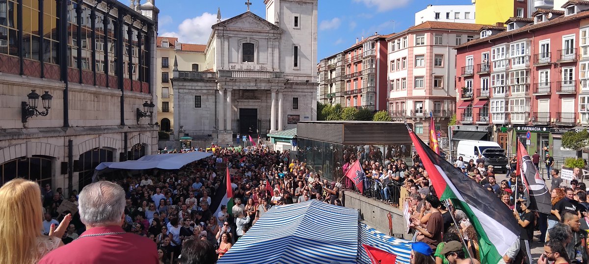 LasCallesAntifa's tweet photo. Nazis e indiferentes neutrales liberales se van a tener que tragar sus previsión de que ibamos a ser pocas. Sería igual de legítima nuestra lucha pero os habéis vuelto a equivocar. https://t.co/ncQdS2nnrH