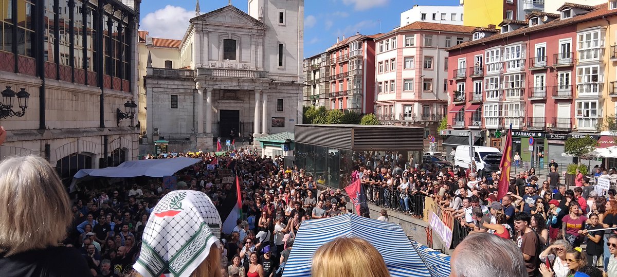 LasCallesAntifa's tweet photo. Nazis e indiferentes neutrales liberales se van a tener que tragar sus previsión de que ibamos a ser pocas. Sería igual de legítima nuestra lucha pero os habéis vuelto a equivocar. https://t.co/ncQdS2nnrH