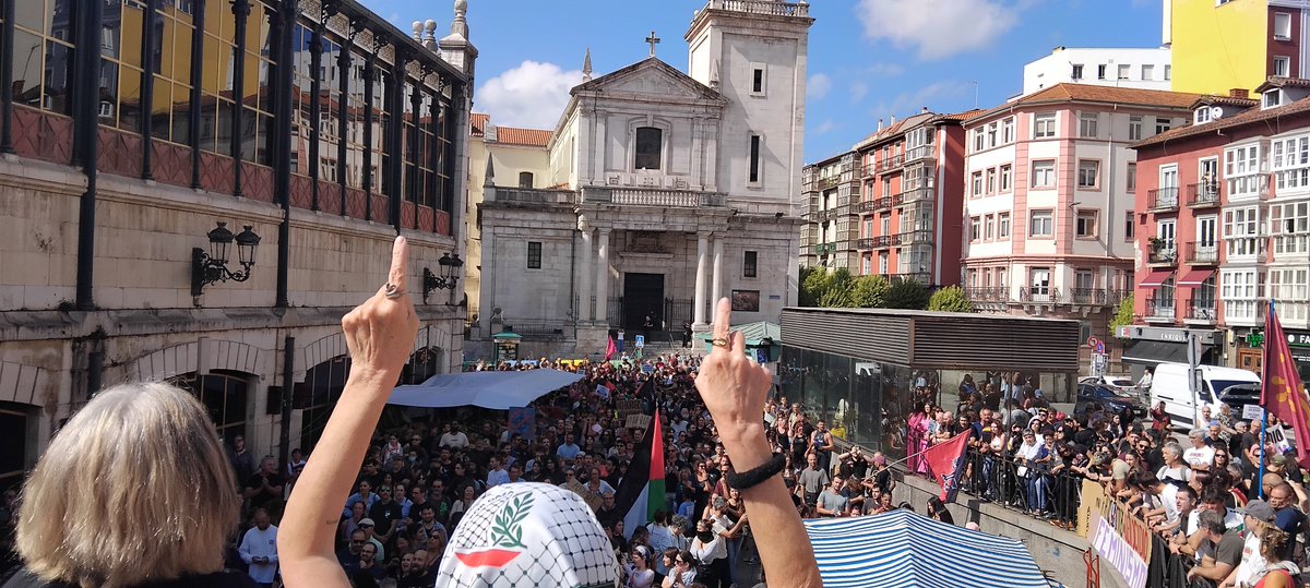 LasCallesAntifa's tweet photo. Nazis e indiferentes neutrales liberales se van a tener que tragar sus previsión de que ibamos a ser pocas. Sería igual de legítima nuestra lucha pero os habéis vuelto a equivocar. https://t.co/ncQdS2nnrH