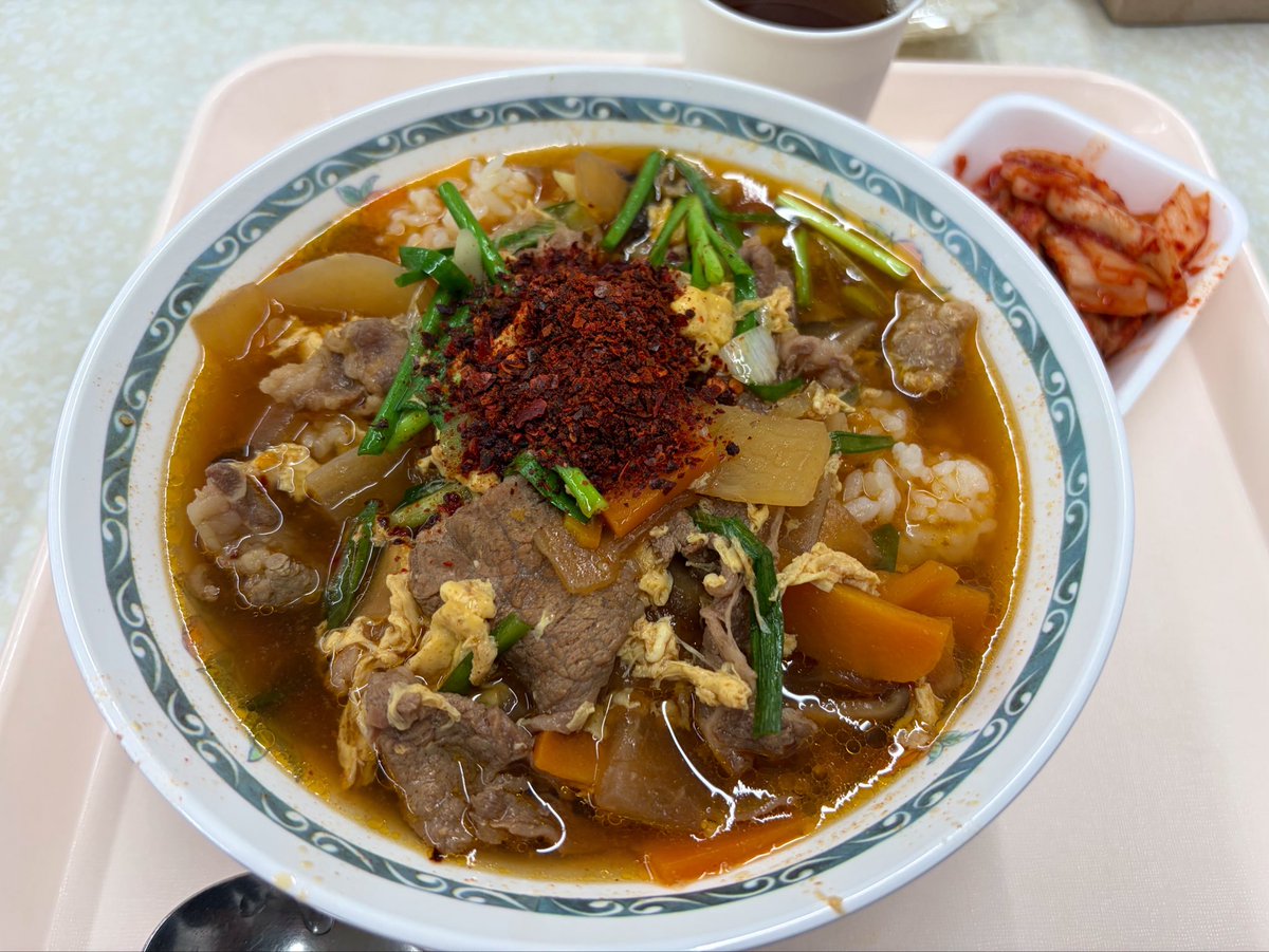 tochy216's tweet photo. 朝鮮大学校のオープンキャンパス、800円の食券を買うと食堂で朝大名物クッパが食べられたのだが、肉かなり入って絶品で、ご飯も好きなだけ山盛り可能で、キムチもおかわり自由で、ホント都内でクッパ食堂出して欲しいくらいホスピタリティ高かった。 https://t.co/wMxUXxxHVA