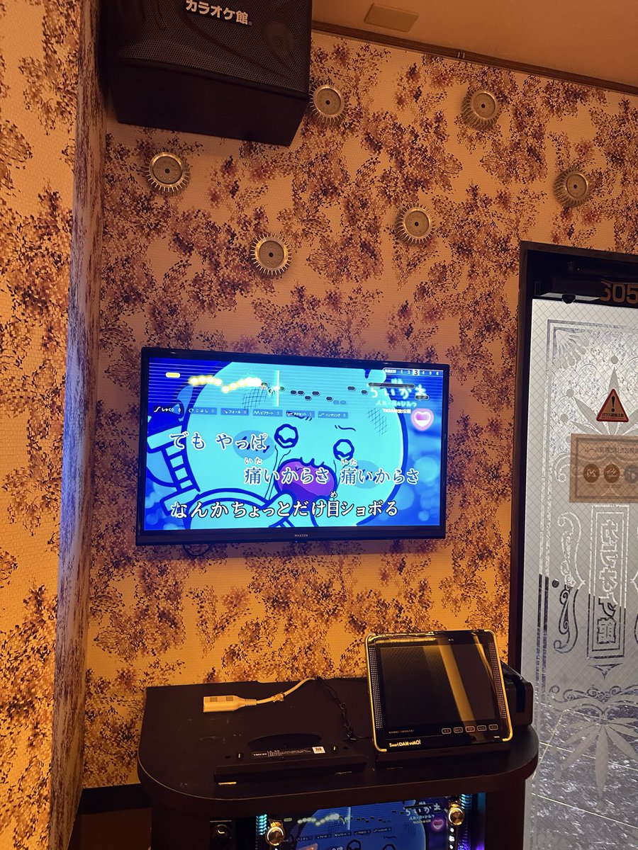 Buncho_Devil's tweet photo. 牡蠣食べたから元気。歌う。
ラヴ上等。→君の知らない物語→ちいかわ

君の知らない物語、いまだになんの曲かわかきちんと知らないんだけど、インフルで休んだバンドのキーボードをピアノが弾けるという理由で代行したからなぜか歌える。
歌詞を噛み締めると良すぎて泣ける。 https://t.co/7kvMOauGgs