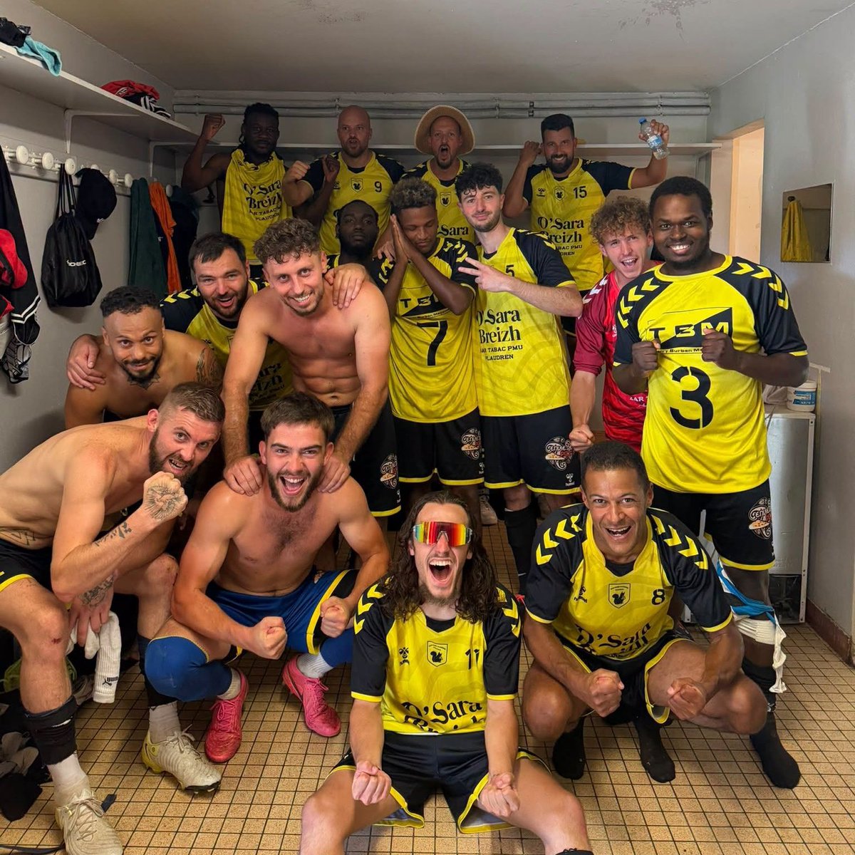 Footballogue's tweet photo. 𝗠𝗔𝗚𝗡𝗜𝗙𝗜𝗤𝗨𝗘 : le FC Lorient a apporté son 𝗔𝗜𝗗𝗘 à un club amateur avant son match de Coupe de France ce week-end ! 👏🧡

Il s'agit de Plaudren, club de R3 (D8), qui va jouer dimanche un 4e tour de la compétition pour la toute première fois.

Concrètement, les Merlus ont accompagné les joueurs amateurs tout au long de la semaine :

👉 Quelques membres du staff mis à disposition, kiné et analyste vidéo notamment

👉 L'un des gardiens, Bingourou Kamara, présent pour participer à l'entrainement

👉 L'organisation d'une conférence de presse pour l'occasion, en plus de la présence de l'équipe communication

👉 Quelques grands noms du club, comme Laurent Koscielny et Marama Vahirua, sont également allés rendre visite aux joueurs

Le président du club à @iciarmorique : "𝗢𝗻 𝘀'𝗲𝘀𝘁 𝗱𝗲𝗺𝗮𝗻𝗱𝗲́ 𝘀𝗶 𝗰𝗲 𝗻'𝗲́𝘁𝗮𝗶𝘁 𝗽𝗮𝘀 𝘂𝗻 𝗰𝗮𝗻𝘂𝗹𝗮𝗿 !" 😭

C'est une superbe initiative pour épauler un club local de la région, BRAVO ! 👏👏

(@FCLorient / via L'Équipe)