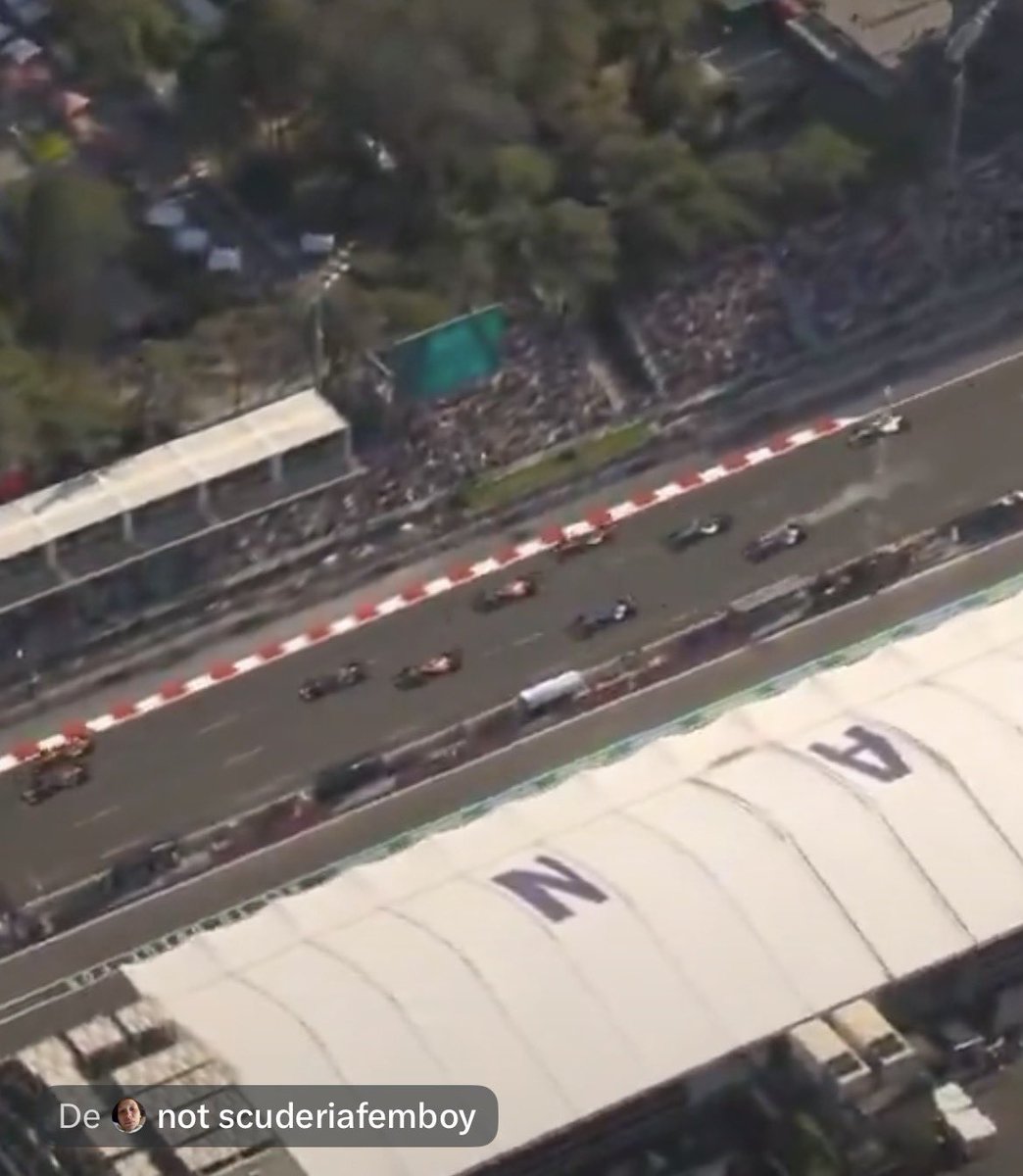 curvapinto43's tweet photo. Pero mira desde donde se le bloquea la parte trasera a Franco q mierda le pasa a ese auto? La curva estaba lejos aún y estuvieron renegando con la parte trasera desde q empezó la carrera. Para los q no ven franco es el auto q larga humo https://t.co/jumNw5Guyw