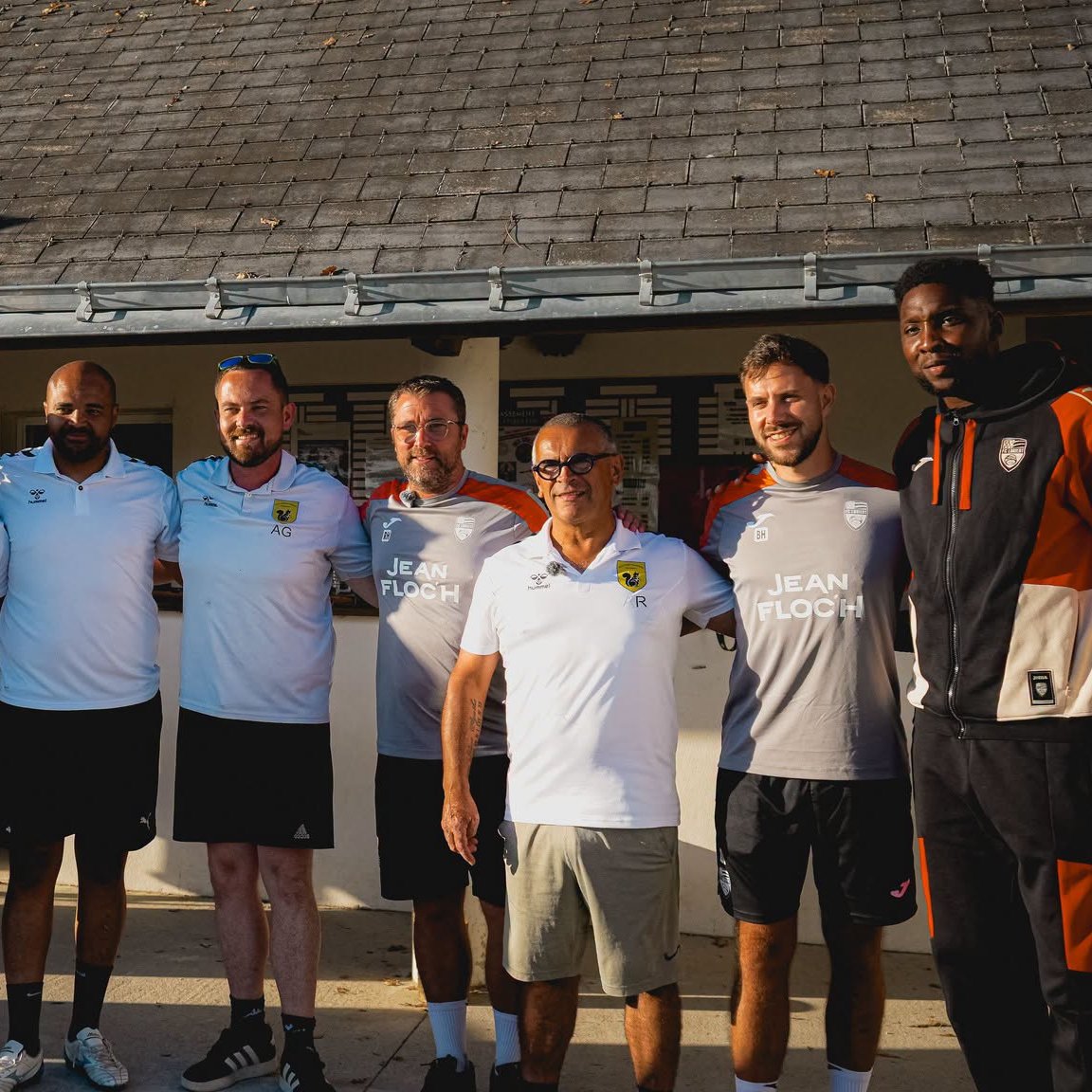 Footballogue's tweet photo. 𝗠𝗔𝗚𝗡𝗜𝗙𝗜𝗤𝗨𝗘 : le FC Lorient a apporté son 𝗔𝗜𝗗𝗘 à un club amateur avant son match de Coupe de France ce week-end ! 👏🧡

Il s'agit de Plaudren, club de R3 (D8), qui va jouer dimanche un 4e tour de la compétition pour la toute première fois.

Concrètement, les Merlus ont accompagné les joueurs amateurs tout au long de la semaine :

👉 Quelques membres du staff mis à disposition, kiné et analyste vidéo notamment

👉 L'un des gardiens, Bingourou Kamara, présent pour participer à l'entrainement

👉 L'organisation d'une conférence de presse pour l'occasion, en plus de la présence de l'équipe communication

👉 Quelques grands noms du club, comme Laurent Koscielny et Marama Vahirua, sont également allés rendre visite aux joueurs

Le président du club à @iciarmorique : "𝗢𝗻 𝘀'𝗲𝘀𝘁 𝗱𝗲𝗺𝗮𝗻𝗱𝗲́ 𝘀𝗶 𝗰𝗲 𝗻'𝗲́𝘁𝗮𝗶𝘁 𝗽𝗮𝘀 𝘂𝗻 𝗰𝗮𝗻𝘂𝗹𝗮𝗿 !" 😭

C'est une superbe initiative pour épauler un club local de la région, BRAVO ! 👏👏

(@FCLorient / via L'Équipe)