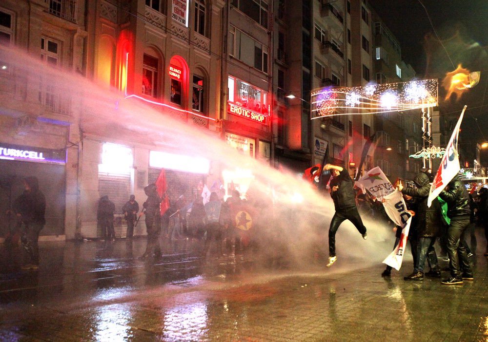 dunydanmltf195's tweet photo. İnternet yasası eylemlerinden kareler..

Taksim, Şubat 2014 https://t.co/W58W1q0XZt