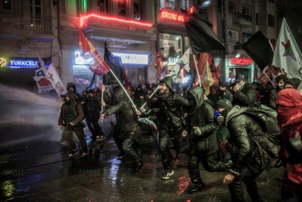 dunydanmltf195's tweet photo. İnternet yasası eylemlerinden kareler..

Taksim, Şubat 2014 https://t.co/W58W1q0XZt
