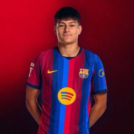 Xoft_1's tweet photo. 🚨🎖️| Brian Fariñas was one of Hansi Flick’s standout players in pre-season, impressing the Barça coach with his versatility, fitness and talent. However, he has yet to play a competitive minute this season. He has been on the bench in four matches and left out of the squad in others due to competition and squad restrictions. Flick believes Fariñas deserves minutes but admits the competition in midfield makes opportunities difficult to find. He has continued training with the first team during the international break. [gbsans] #fcblive