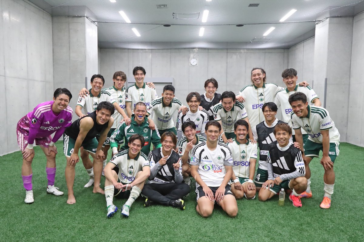yamagafc's tweet photo. ロッカールームに戻り、選手全員で📸
全員で掴み取った勝利✨
#yamaga #サイコウ #野田ちゃんも一緒に https://t.co/btj9kYJpbR