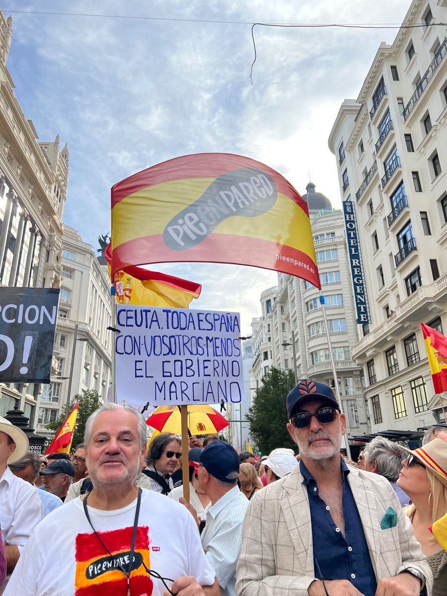 francarrillog's tweet photo. Ha sido un éxito. Más de cien mil personas han exigido al Gobierno ilegítimo y al presidente corrupto, y líder de la organización criminal, que dejen de estafar y robar a los españoles, y que se vayan ya.

Ceuta no se vende. Ceuta es España.

Pedro, felón, tu sitio es la prisión. https://t.co/rvx8pI59aX