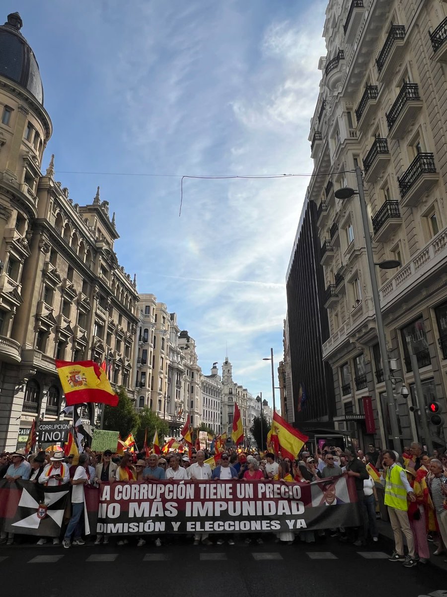 francarrillog's tweet photo. Ha sido un éxito. Más de cien mil personas han exigido al Gobierno ilegítimo y al presidente corrupto, y líder de la organización criminal, que dejen de estafar y robar a los españoles, y que se vayan ya.

Ceuta no se vende. Ceuta es España.

Pedro, felón, tu sitio es la prisión. https://t.co/rvx8pI59aX