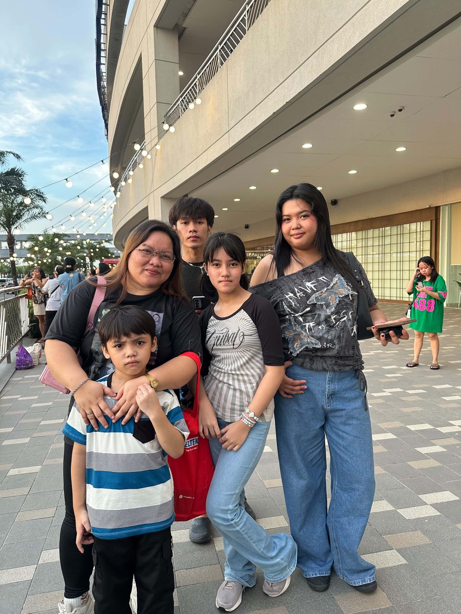 JocelynTri79094's tweet photo. Dahil ayoko maiwan sila sa bahay sinama ko apat kong pamangkin para hindi ko mamissed ang event ni pau. Thank u so much bash dahil lagi ka ready may libreng home service massage ka talaga skin 🥰
Thank u so much pau ❤️🥰🫶

#PauloAvelino https://t.co/ByzwdUjRGP