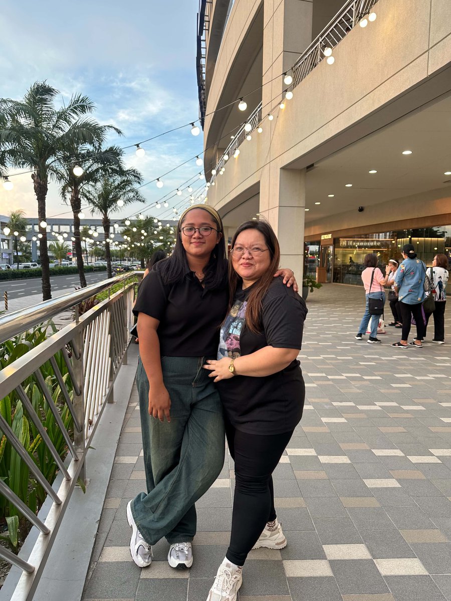 JocelynTri79094's tweet photo. Dahil ayoko maiwan sila sa bahay sinama ko apat kong pamangkin para hindi ko mamissed ang event ni pau. Thank u so much bash dahil lagi ka ready may libreng home service massage ka talaga skin 🥰
Thank u so much pau ❤️🥰🫶

#PauloAvelino https://t.co/ByzwdUjRGP