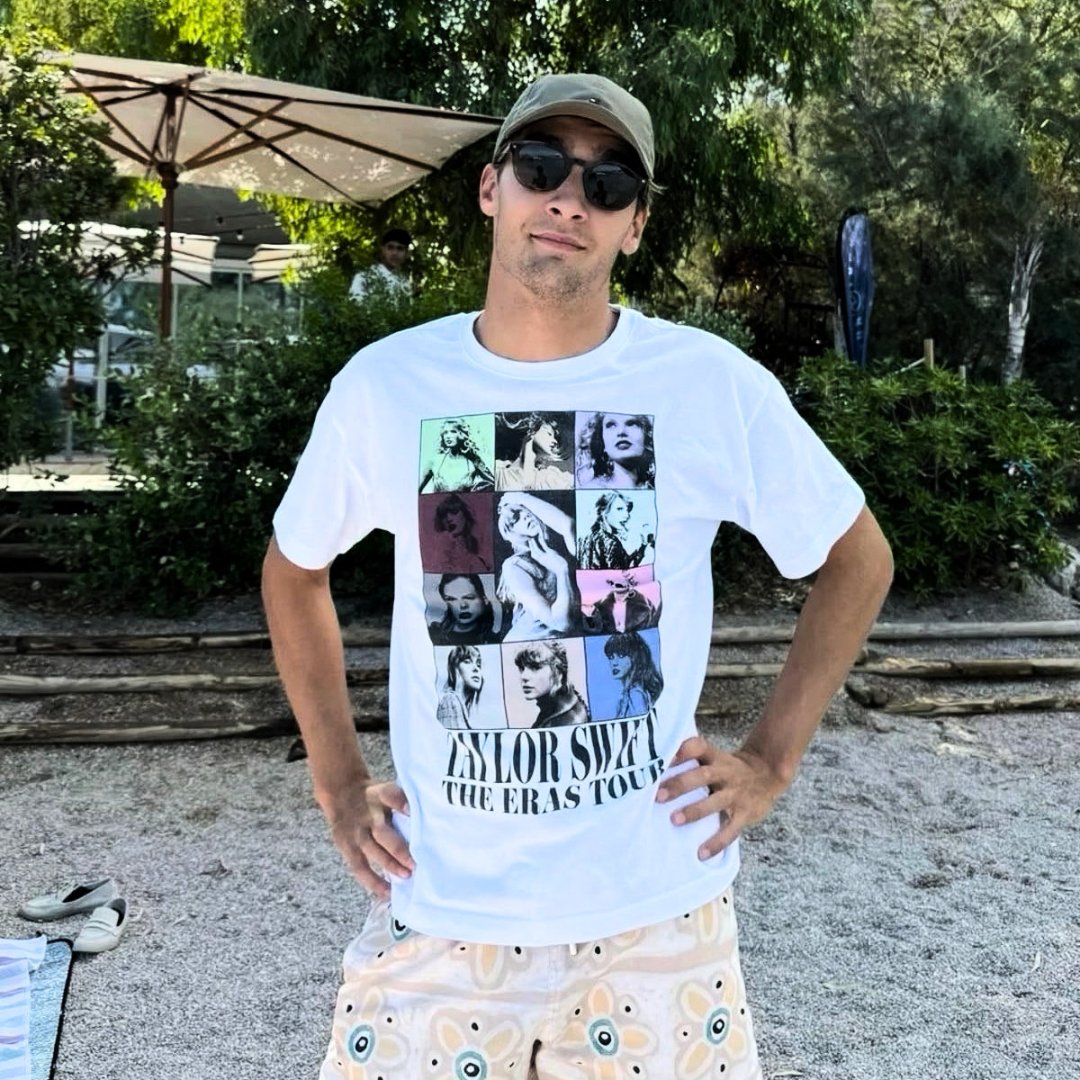 F1GuyDan's tweet photo. ✨ George Russell has done it again ✨

Taylor Swift releases The Life of a Showgirl
Russell takes pole 
Russell wins from pole
Russell & Max Verstappen finish 1-2

Taylor Swift releases The Life of a Showgirl: The Encore
Russell takes pole
Russell wins from pole
Russell & Max Verstappen finish 1-2