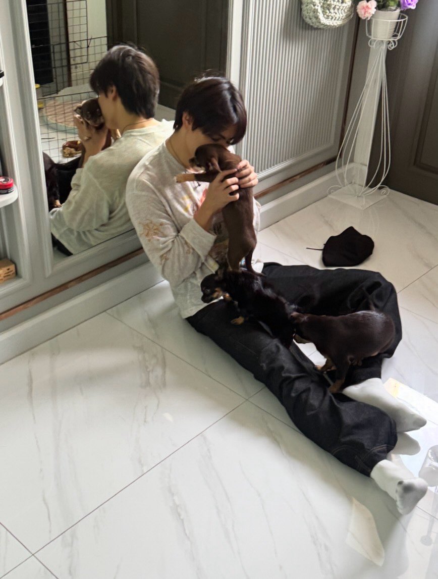 bamnieboondin's tweet photo. 【📢IG: ran_ayd x chen_rcj @ChenRcj 】
#จุงอาเชน #JoongArchen

👩🏻: as a mom …  mae so proud of you Joong. mae’ve always seen how you do everything with your whole heart and with genuine sincerity. as your mom … mae also wish mae could support you even more as much as mae possibly can. sometimes mae quietly wonder if perhaps mae raised you to be too strong to the point that you’ve become someone who carries so much on your oơn. you take care of mae you take care of your younger siblings and you take care of everyone around you. with so many things you’re the one who takes responsibility and handles everything yourself. mae see everything you know. even though sometimes mae may not say it out loud. if mae could ask for one thing mae wouldn’t ask for much. mae only wish that from now on my son will get to meet good things and good people too just as you have always given good things and done good things for others. mae hope the world will be a little kinder to my son too. mae so proud of you Joong