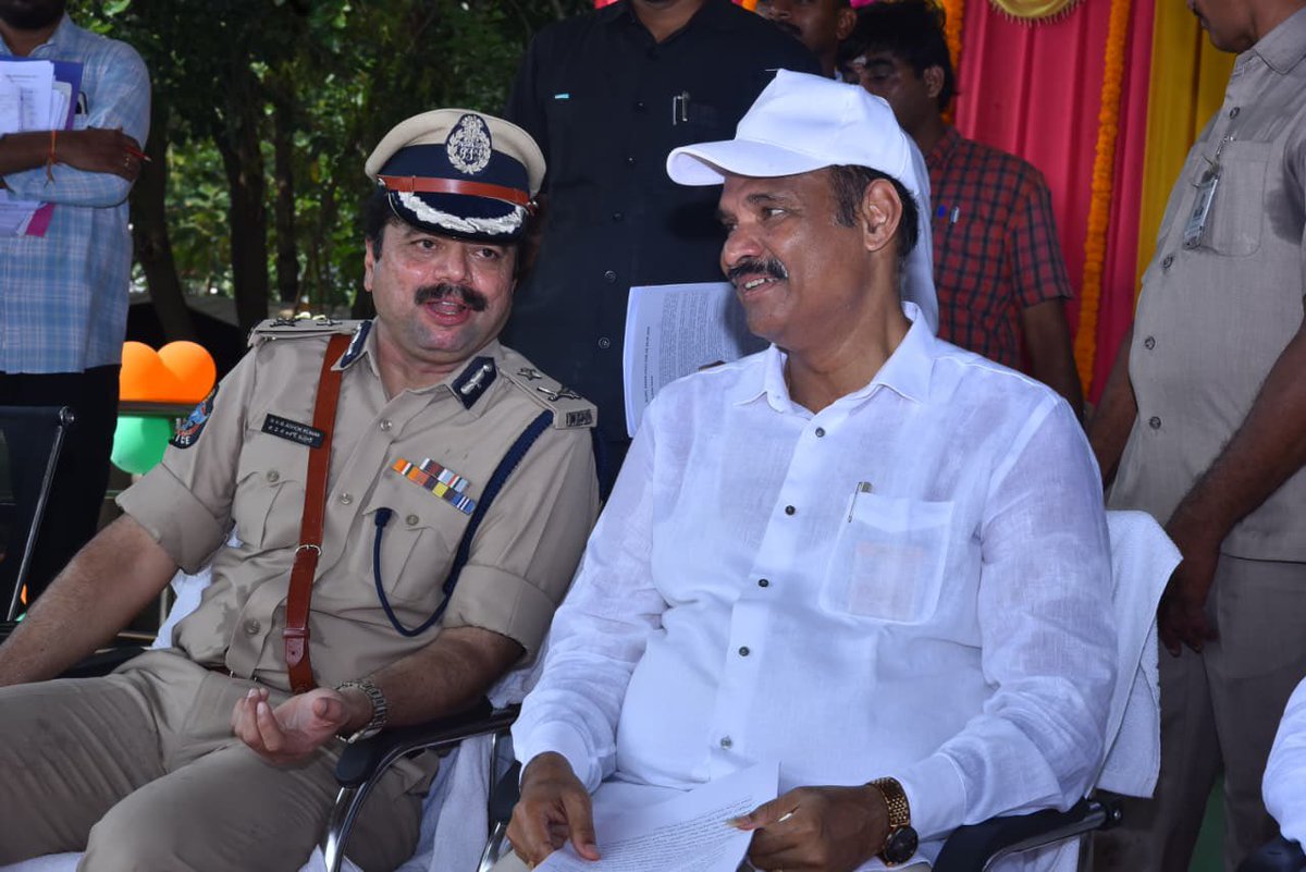 kpsarathyTDP's tweet photo. ఏలూరు జిల్లా పోలీసు ప్రధాన కార్యాలయ ఆవరణలోని పోలీస్ పరేడ్ గ్రౌండ్‌లో పెదవేగి పోలీస్ ట్రైనింగ్ సెంటర్ (PTC) ఆధ్వర్యంలో శిక్షణ పూర్తి చేసుకున్న స్టైఫండరీ క్యాడెట్ ట్రైనీ పోలీస్ కానిస్టేబుళ్ల (SCTPC) పాసింగ్ అవుట్ పరేడ్ ఘనంగా నిర్వహించారు.

ఈ కార్యక్రమానికి విశిష్ట అతిథిగా హాజరైన రాష్ట్ర మంత్రి శ్రీ కొలుసు పార్థసారథి గారు, శిక్షణ పూర్తి చేసుకున్న పోలీస్ కానిస్టేబుళ్ల నుంచి గౌరవ వందనం స్వీకరించారు.

ఈ కార్యక్రమంలో ఏలూరు రేంజ్ ఐజీ శ్రీ జి.వి.జి. అశోక్ కుమార్ గారు, జిల్లా కలెక్టర్ శ్రీమతి కె. వెట్రిసెల్వి గారు, ఏలూరు ఎమ్మెల్యే శ్రీ బడేటి రాధాకృష్ణయ్య (చంటి) గారు పాల్గొన్నారు.

#KolusuParthaSarathy #ChandrababuNaidu #Eluru #PoliceTraining #AndhraPradesh