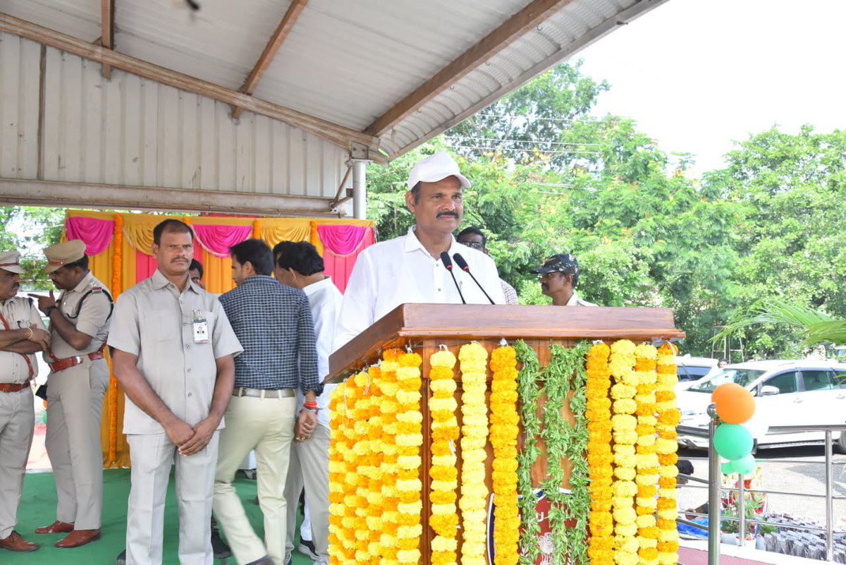 kpsarathyTDP's tweet photo. ఏలూరు జిల్లా పోలీసు ప్రధాన కార్యాలయ ఆవరణలోని పోలీస్ పరేడ్ గ్రౌండ్‌లో పెదవేగి పోలీస్ ట్రైనింగ్ సెంటర్ (PTC) ఆధ్వర్యంలో శిక్షణ పూర్తి చేసుకున్న స్టైఫండరీ క్యాడెట్ ట్రైనీ పోలీస్ కానిస్టేబుళ్ల (SCTPC) పాసింగ్ అవుట్ పరేడ్ ఘనంగా నిర్వహించారు.

ఈ కార్యక్రమానికి విశిష్ట అతిథిగా హాజరైన రాష్ట్ర మంత్రి శ్రీ కొలుసు పార్థసారథి గారు, శిక్షణ పూర్తి చేసుకున్న పోలీస్ కానిస్టేబుళ్ల నుంచి గౌరవ వందనం స్వీకరించారు.

ఈ కార్యక్రమంలో ఏలూరు రేంజ్ ఐజీ శ్రీ జి.వి.జి. అశోక్ కుమార్ గారు, జిల్లా కలెక్టర్ శ్రీమతి కె. వెట్రిసెల్వి గారు, ఏలూరు ఎమ్మెల్యే శ్రీ బడేటి రాధాకృష్ణయ్య (చంటి) గారు పాల్గొన్నారు.

#KolusuParthaSarathy #ChandrababuNaidu #Eluru #PoliceTraining #AndhraPradesh