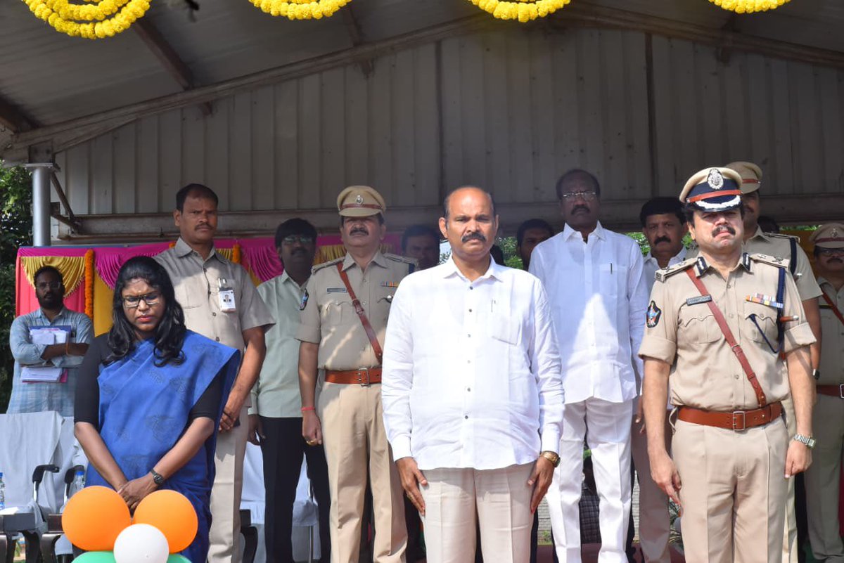 kpsarathyTDP's tweet photo. ఏలూరు జిల్లా పోలీసు ప్రధాన కార్యాలయ ఆవరణలోని పోలీస్ పరేడ్ గ్రౌండ్‌లో పెదవేగి పోలీస్ ట్రైనింగ్ సెంటర్ (PTC) ఆధ్వర్యంలో శిక్షణ పూర్తి చేసుకున్న స్టైఫండరీ క్యాడెట్ ట్రైనీ పోలీస్ కానిస్టేబుళ్ల (SCTPC) పాసింగ్ అవుట్ పరేడ్ ఘనంగా నిర్వహించారు.

ఈ కార్యక్రమానికి విశిష్ట అతిథిగా హాజరైన రాష్ట్ర మంత్రి శ్రీ కొలుసు పార్థసారథి గారు, శిక్షణ పూర్తి చేసుకున్న పోలీస్ కానిస్టేబుళ్ల నుంచి గౌరవ వందనం స్వీకరించారు.

ఈ కార్యక్రమంలో ఏలూరు రేంజ్ ఐజీ శ్రీ జి.వి.జి. అశోక్ కుమార్ గారు, జిల్లా కలెక్టర్ శ్రీమతి కె. వెట్రిసెల్వి గారు, ఏలూరు ఎమ్మెల్యే శ్రీ బడేటి రాధాకృష్ణయ్య (చంటి) గారు పాల్గొన్నారు.

#KolusuParthaSarathy #ChandrababuNaidu #Eluru #PoliceTraining #AndhraPradesh
