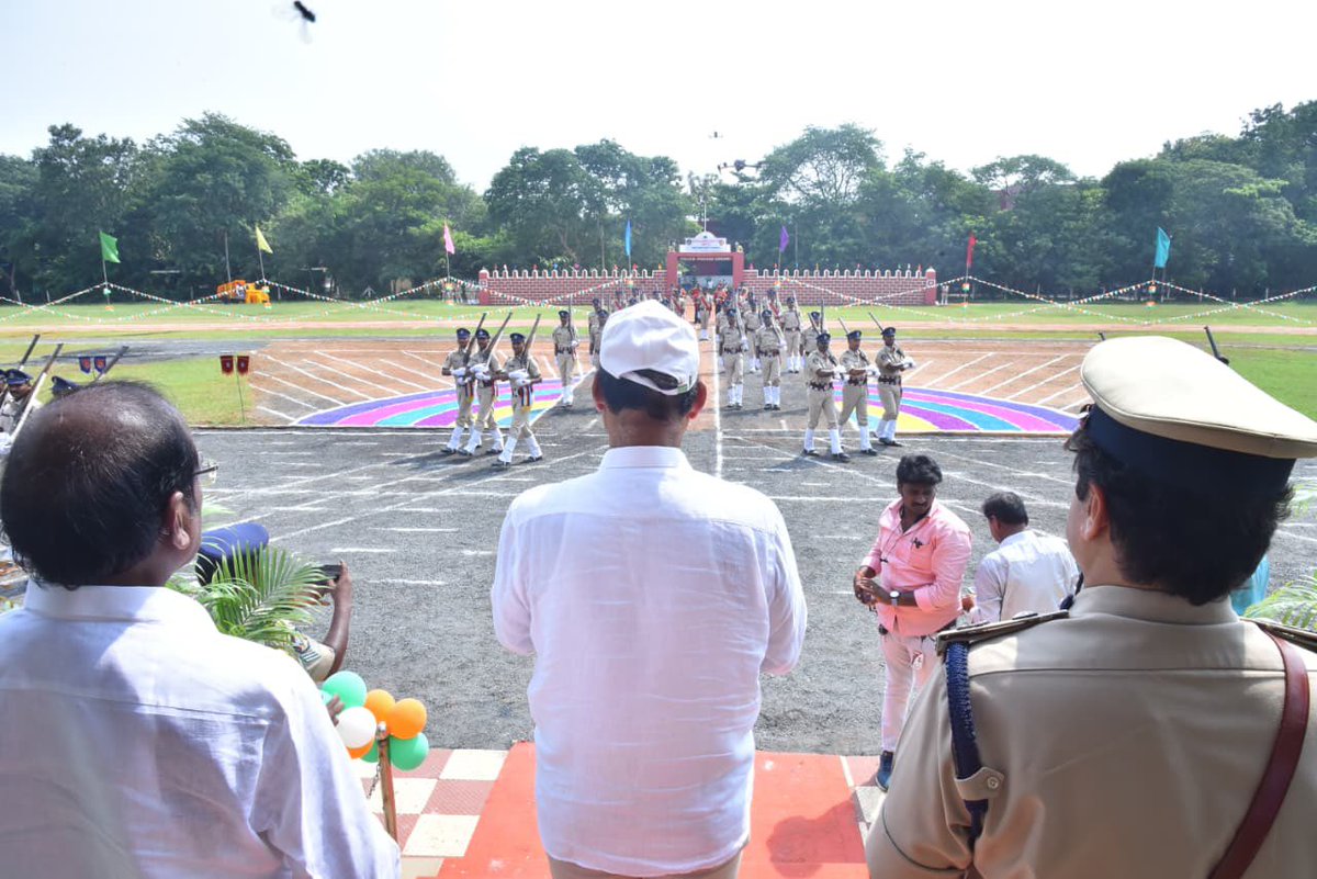 kpsarathyTDP's tweet photo. ఏలూరు జిల్లా పోలీసు ప్రధాన కార్యాలయ ఆవరణలోని పోలీస్ పరేడ్ గ్రౌండ్‌లో పెదవేగి పోలీస్ ట్రైనింగ్ సెంటర్ (PTC) ఆధ్వర్యంలో శిక్షణ పూర్తి చేసుకున్న స్టైఫండరీ క్యాడెట్ ట్రైనీ పోలీస్ కానిస్టేబుళ్ల (SCTPC) పాసింగ్ అవుట్ పరేడ్ ఘనంగా నిర్వహించారు.

ఈ కార్యక్రమానికి విశిష్ట అతిథిగా హాజరైన రాష్ట్ర మంత్రి శ్రీ కొలుసు పార్థసారథి గారు, శిక్షణ పూర్తి చేసుకున్న పోలీస్ కానిస్టేబుళ్ల నుంచి గౌరవ వందనం స్వీకరించారు.

ఈ కార్యక్రమంలో ఏలూరు రేంజ్ ఐజీ శ్రీ జి.వి.జి. అశోక్ కుమార్ గారు, జిల్లా కలెక్టర్ శ్రీమతి కె. వెట్రిసెల్వి గారు, ఏలూరు ఎమ్మెల్యే శ్రీ బడేటి రాధాకృష్ణయ్య (చంటి) గారు పాల్గొన్నారు.

#KolusuParthaSarathy #ChandrababuNaidu #Eluru #PoliceTraining #AndhraPradesh