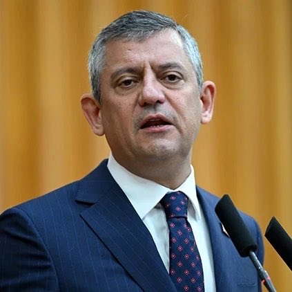 radarhaber1's tweet photo. YENİ Parti Genel Başkanı Özgür Özel, erişim engellerine tepki gösterdi:

“Herhangi bir sosyal medya hesabı, siyasi görüşünden dolayı milli güvenliğe tehdit sayılamaz. Milli güvenliğimiz, iktidarın siyasi hamlelerine konu edilemez. İktidara muhalefet etmek suç haline getirilemez.

X ve Instagram platformlarını uyarıyoruz: İktidar partisinin antidemokratik talepleri üzerine aldığınız kararları yakından takip ediyoruz.
Türkiye, bir avuç insanın; neyi okuyacağımıza, neyi izleyeceğimize, hangi düşünceyi dinleyeceğimize karar verdiği bir ülke olmayacak.

86 milyon yurttaşımız, düşünce ve kanaat özgürlüğüne sahiptir. Türkiye Cumhuriyeti de bir siyasi partiden büyüktür.”