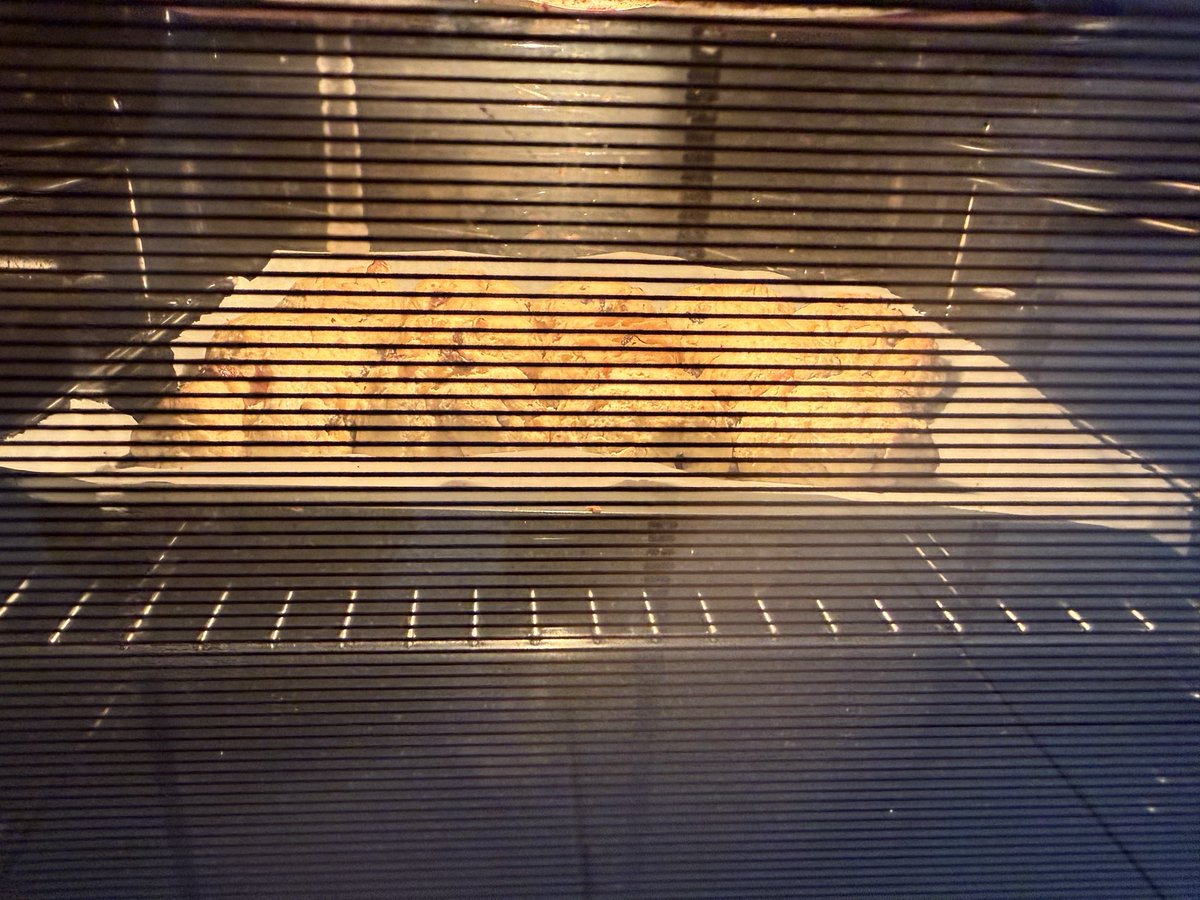 SharikaManiram's tweet photo. 1 Batch cheese scones 1 Batch fruit scones .. the MIL (nearly) recipe for the BMC picnic. #scones #cheesescone #fruitscone #homebaker #anotherbritishguy #britishmotherinlaw https://t.co/rP23AusKF5