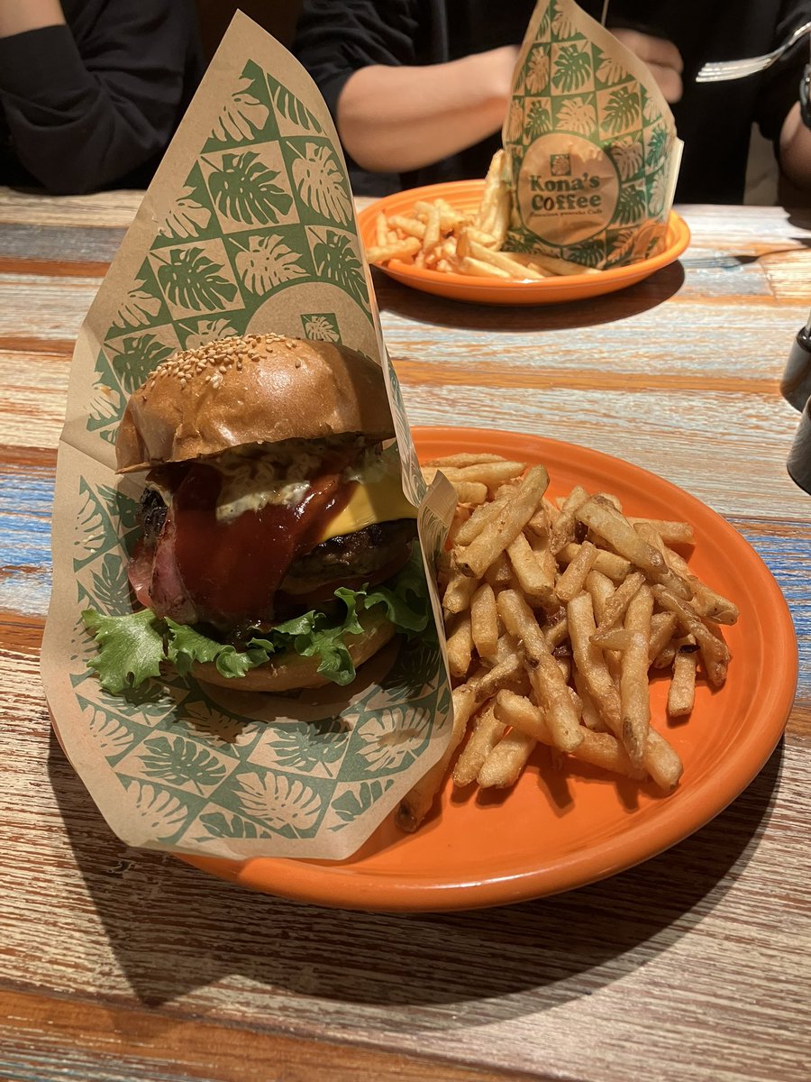 n_jny's tweet photo. 今現在、長期出張中で久しぶりに、新人時代の同期達と再会し食事に行きました。
今の職場に入って30年、疎遠になる人もいる中、久々に楽しい時間となりました。
#こなずコーヒー https://t.co/XDDzCfLuLt