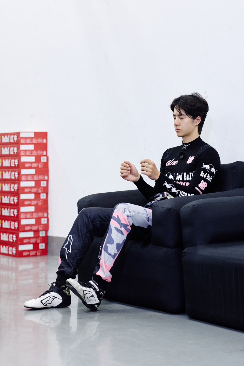 notyourcherie85's tweet photo. อฟชมาแจกรูปพี่นักแข่ง โหยรูปนี้🥺🥺🥺🥺🥺🥺 นั่งทำสมาธิคนเดียว เนี่ยยยยย สมกับที่นักพากย์บอก เด็กผู้ชายคนนี้ยอมแลกและทำทุกอย่างเพื่อชัยชนะ เก่งมาก เก่งที่สุดเลยยยยยย😭😭😭😭🫶🏻🫶🏻🫶🏻🫶🏻🫶🏻 เห็นเค้าพยายามขนาดนี้ก็อยากให้เค้าสมหวังจริงๆๆๆ พรุ่งนี้ต้องเปนวันของอ้วงแน่นอน!!!💚💚💚💚 https://t.co/vQzeIFqF2s