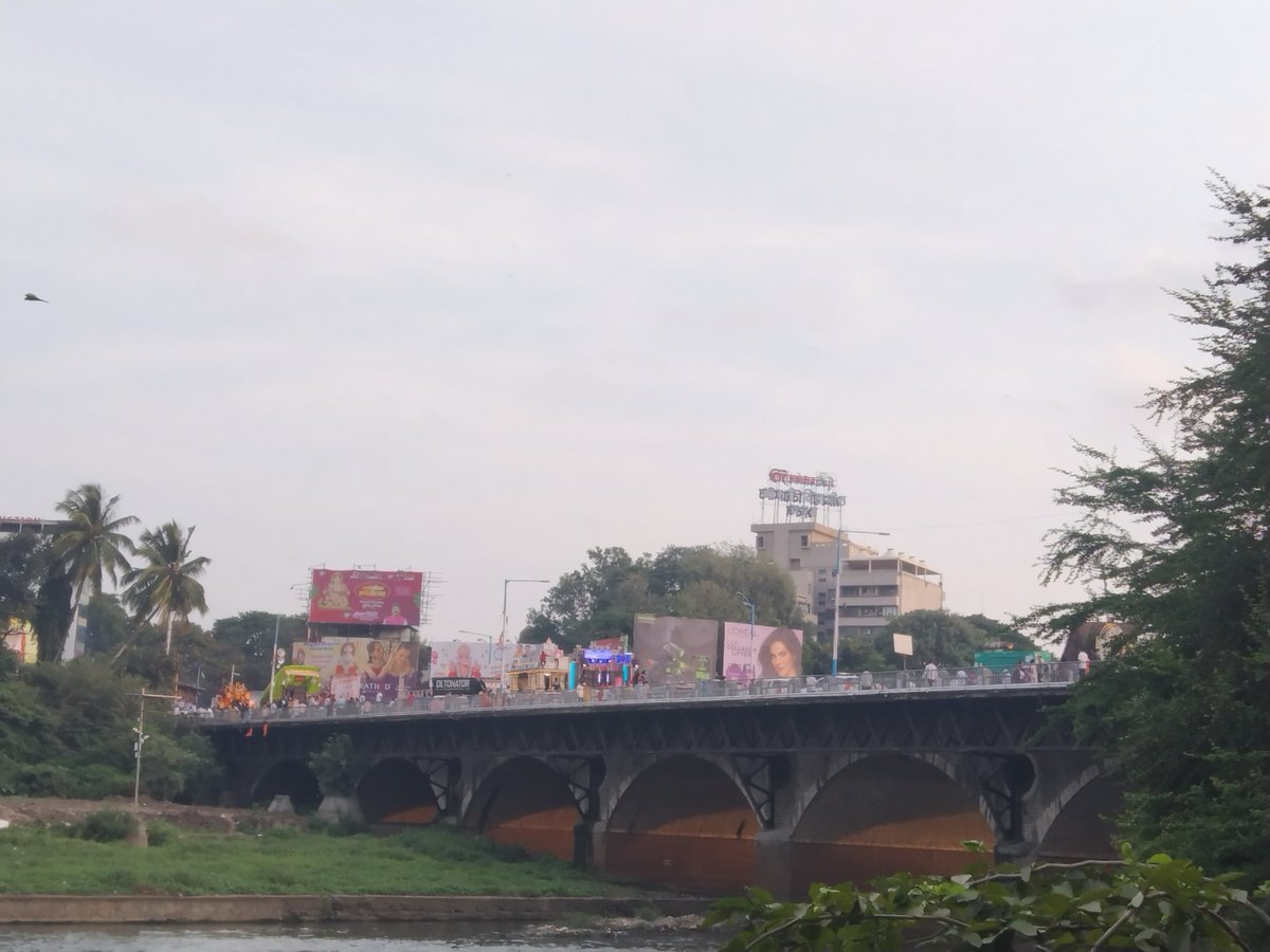 Bandkhor_1's tweet photo. 5.40 : विजय टॉकीज पुढे लक्ष्मी रस्त्यावरील शेवटच्या गणपतीची मिरवणूक सुरू होती.
6.30 फर्ग्युसन कॉलेज रस्त्यावर dj आणि रथ. https://t.co/PzsnRFEr70